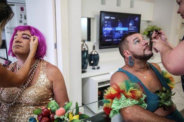 FLORIANÓPOLIS, SC, BRASIL - 25/01/2018A história do Bloco dos Sujos, do Carnaval de rua de Florianópolis. Na foto, André Couto (com a peruca roxa, vestido dourado e sem barba) e Carlos Eduardo Livramento (de Carmen Miranda com barba e vestido verde). São maquiados pelas suas respectivas companheiras Simone Olivier (de cabelo preso) e Sandra Azevedo (de roupa listrada) FLORIANÓPOLIS, SC, BRASIL - 25/01/2018A história do Bloco dos Sujos, do Carnaval de rua de Florianópolis. Na foto, André Couto (com a peruca roxa, vestido dourado e sem barba) e Carlos Eduardo Livramento (de Carmen Miranda com barba e vestido verde). São maquiados pelas suas respectivas companheiras Simone Olivier (de cabelo preso) e Sandra Azevedo (de roupa listrada)