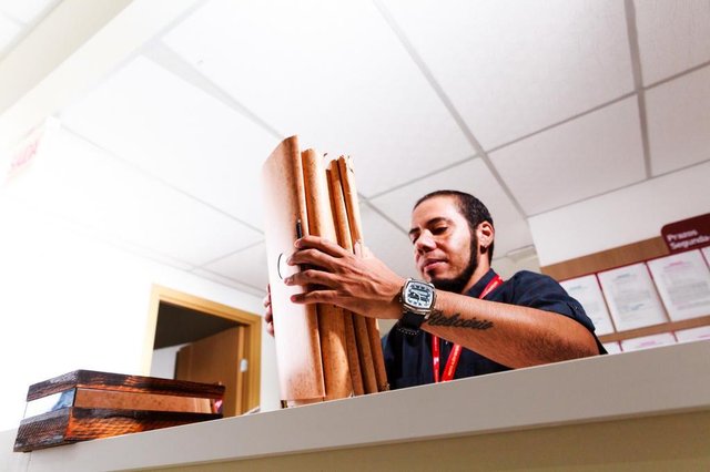  FLORIANOPOLIS, SC, BRASIL, 25.01.2018: Como é o mercado de trabalho para pessoas trans em Florianópolis. Christian Pedro Mariano que atualmente é auxiliar administrativo no Cesusc. (Foto: Diorgenes Pandini/Diário Catarinense)Indexador: Diorgenes Pandini