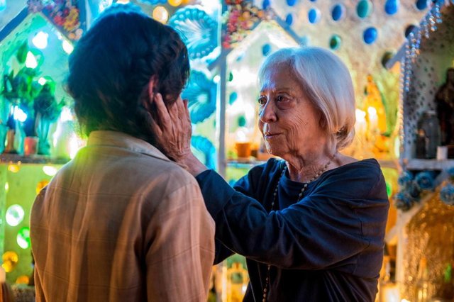 Clara (Bianca Bin) e Mercedes (Fernanda Montenegro) em O Outro Lado do Paraíso. Clara (Bianca Bin) e Mercedes (Fernanda Montenegro) em O Outro Lado do Paraíso.