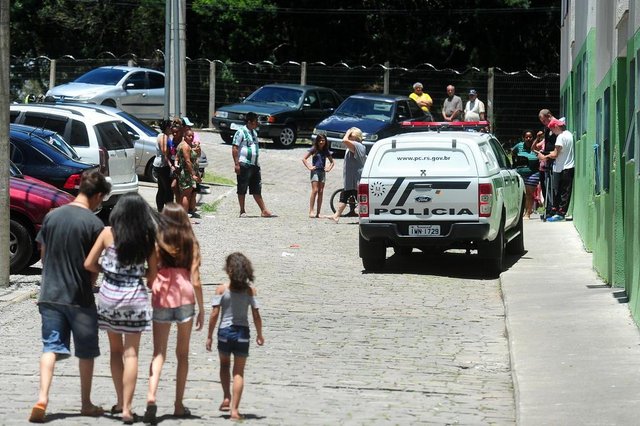 CAXIAS DO SUL, RS, BRASIL, 09/01/2018. Um homem de 30 anos foi morto a tiros no Loteamentos Campos da Serra, em Caxias do Sul, no fim da manhã desta sexta-feira. Conforme informações da Brigada Militar, o crime ocorreu na torre 9 do Campos da Serra 3. (Diogo Sallaberry/Agência RBS) CAXIAS DO SUL, RS, BRASIL, 09/01/2018. Um homem de 30 anos foi morto a tiros no Loteamentos Campos da Serra, em Caxias do Sul, no fim da manhã desta sexta-feira. Conforme informações da Brigada Militar, o crime ocorreu na torre 9 do Campos da Serra 3. (Diogo Sallaberry/Agência RBS)