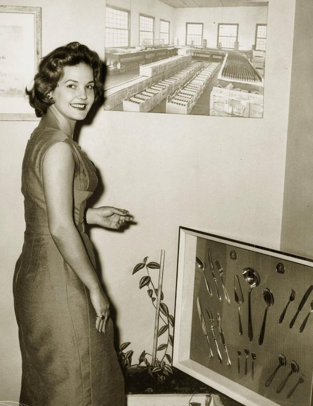 Visita da Miss Brasil 1957 Terezinha Morango ao Edifício Brazex, onde funcionavam o varejo e os escritórios da Metalúrgica Gazola. Data: março de 1958, durante a Festa da Uva de 1958. Na imagem, Terezinha Morango confere os faqueiros com os famosos Talheres Elmo. Visita da Miss Brasil 1957 Terezinha Morango ao Edifício Brazex, onde funcionavam o varejo e os escritórios da Metalúrgica Gazola. Data: março de 1958, durante a Festa da Uva de 1958. Na imagem, Terezinha Morango confere os faqueiros com os famosos Talheres Elmo.