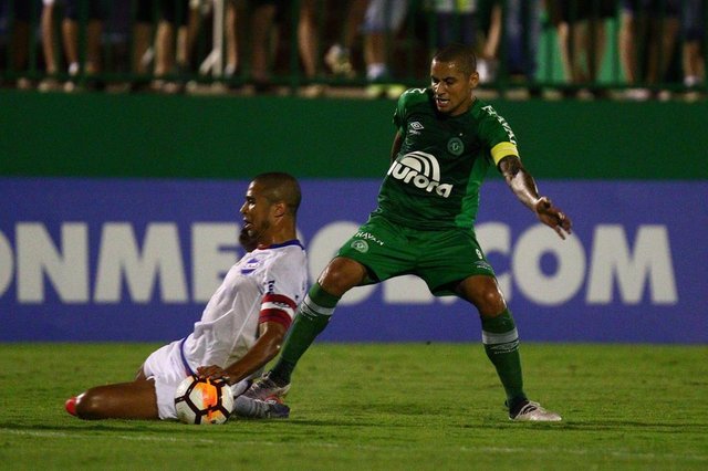 Chapecó, Santa Catarina, Brasil, Arena Condá 31-01-2018. Chapecoense enfrenta o Nacional (Uru) pela Copa Libertadores da América 2018 .W. Paulista disputa bola com Arismendi.Foto Márcio Cunha.Indexador: MARCIO CUNHA/AGÿNCIA ESTADOFotógrafo: MARCIO CUNHA/AGÿNCIA ESTADO Chapecó, Santa Catarina, Brasil, Arena Condá 31-01-2018. Chapecoense enfrenta o Nacional (Uru) pela Copa Libertadores da América 2018 .W. Paulista disputa bola com Arismendi.Foto Márcio Cunha.Indexador: MARCIO CUNHA/AGÿNCIA ESTADOFotógrafo: MARCIO CUNHA/AGÿNCIA ESTADO