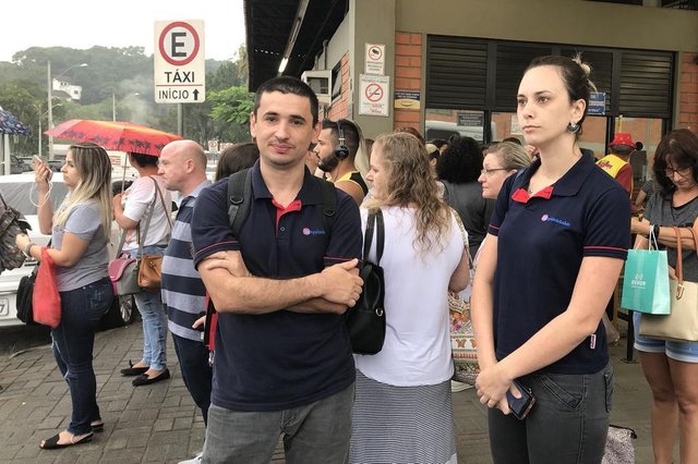 Paralisação dos funcionários do transporte coletivo no Terminal do Aterro, em Blumenau.(Foto: Daniela Machado esperava por carona para chegar ao trabalho) Paralisação dos funcionários do transporte coletivo no Terminal do Aterro, em Blumenau.(Foto: Daniela Machado esperava por carona para chegar ao trabalho)