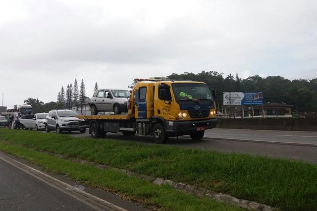JOINVILLE, SANTA CATARINA, BRASIL (01/02/2018): Engavetamento com oito veículos provoca congestionamento na BR-101, em Joinville JOINVILLE, SANTA CATARINA, BRASIL (01/02/2018): Engavetamento com oito veículos provoca congestionamento na BR-101, em Joinville