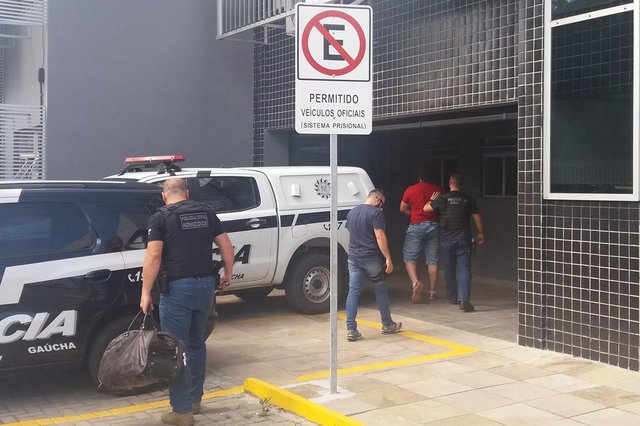 Um empresário sem antecedentes criminais foi o autor do duplo homicídio de usuários de drogas em Caxias do Sul na manhã do dia 12 de janeiro. É o que aponta a investigação da Delegacia de Homicídios, que efetuou a prisão temporária do suspeito em sua revenda de gás. A motivação seria um suposto furto cometido por um dos homens que foi morto. A companheira do empresário também foi presa. Um empresário sem antecedentes criminais foi o autor do duplo homicídio de usuários de drogas em Caxias do Sul na manhã do dia 12 de janeiro. É o que aponta a investigação da Delegacia de Homicídios, que efetuou a prisão temporária do suspeito em sua revenda de gás. A motivação seria um suposto furto cometido por um dos homens que foi morto. A companheira do empresário também foi presa.