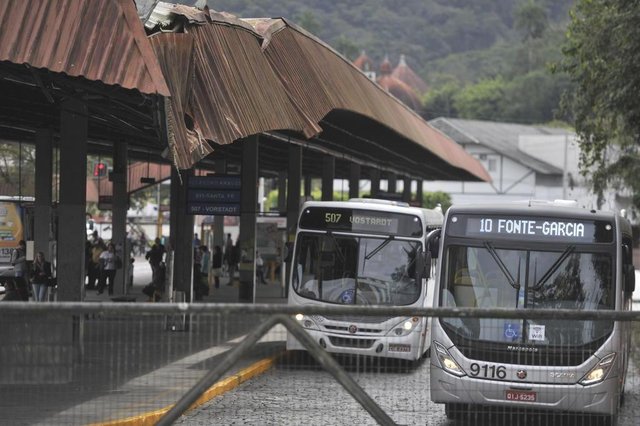 Telhado do Terminal da Fonte permanece sem reparos após queda de árvore em maio de 2016 Telhado do Terminal da Fonte permanece sem reparos após queda de árvore em maio de 2016