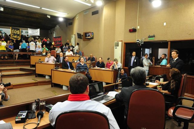 CAXIAS DO SUL, RS, BRASIL (01/02/2018). Legislativo Caxiense 2018. Presidente Alberto meneguzzi recebe a presença do prefeito Daniel Guerra na abertura do Legislativo de caxias do Sul, em 2018. (Roni Rigon/Pioneiro). CAXIAS DO SUL, RS, BRASIL (01/02/2018). Legislativo Caxiense 2018. Presidente Alberto meneguzzi recebe a presença do prefeito Daniel Guerra na abertura do Legislativo de caxias do Sul, em 2018. (Roni Rigon/Pioneiro).