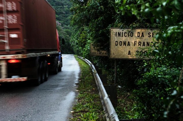 JOINVILLE, SC, BRASIL, 31-01-2018Condições da Serra Dona Francisca ( SC 418 ), em Joinville. Vegetação está cobrindo a sinalização e roubo de fios de cobre deixaram a Serra sem luz. Na primeira curva da Serra, só em janeiro, aconteceram 3 acidentes... JOINVILLE, SC, BRASIL, 31-01-2018Condições da Serra Dona Francisca ( SC 418 ), em Joinville. Vegetação está cobrindo a sinalização e roubo de fios de cobre deixaram a Serra sem luz. Na primeira curva da Serra, só em janeiro, aconteceram 3 acidentes...