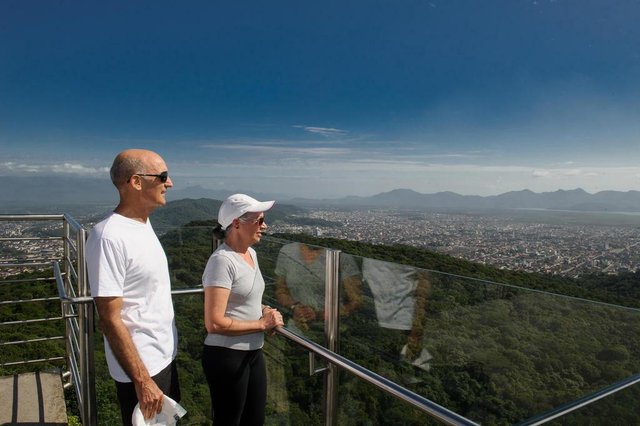 JOINVILLE, SC, BRASIL 30-01-2018Pessoas tem utilizado a subida ao Mirante de Joinville como acadêmia ao ar livre. A recompensa está no visual ou nos benefícios a saúde. Na foto, o casal Oscar Cesar, 70 anos, e Maria Eny, 69 anos JOINVILLE, SC, BRASIL 30-01-2018Pessoas tem utilizado a subida ao Mirante de Joinville como acadêmia ao ar livre. A recompensa está no visual ou nos benefícios a saúde. Na foto, o casal Oscar Cesar, 70 anos, e Maria Eny, 69 anos