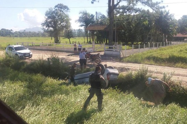 PIRABEIRABA, SANTA CATARINA, BRASIL (06/02/2018): Homens levam veículo de luxo durante assalto e acabam presos pela polícia em Pirabeiraba PIRABEIRABA, SANTA CATARINA, BRASIL (06/02/2018): Homens levam veículo de luxo durante assalto e acabam presos pela polícia em Pirabeiraba