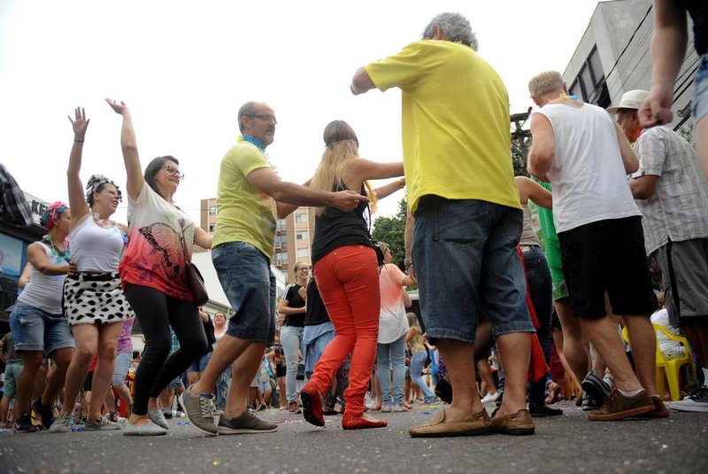  CAXIAS DO SUL, RS, BRASIL. 09/02/2016. Caxias do Sul teve Carnaval acontecendo em diferentes pontos da cidade durante a terça-feira. Em um deles, em frente ao restaurante Zanuzi, cerca de 300 pessoas pulavam ao som de marchinhas na Rua Alfredo Chaves por volta das 19h. (Diogo Sallaberry/Agência RBS)Indexador: DIOGO SALLABERRY