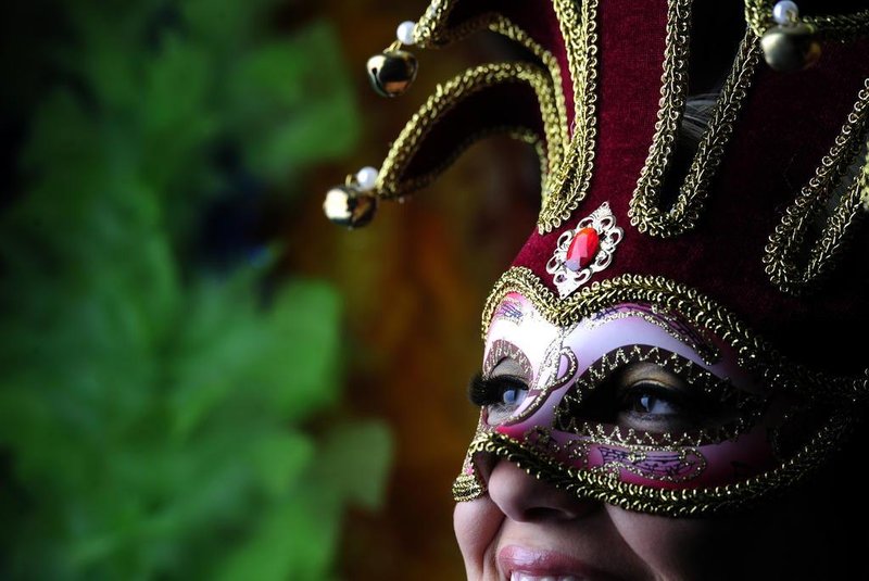  FLORIANÓPOLIS, SC, BRASIL.06/02/2013.CARNAVAL 2013: A blogueira Luma Paganella usando máscaras de carnaval que são uma alternativa de fantasia para as festas.Indexador:                                     