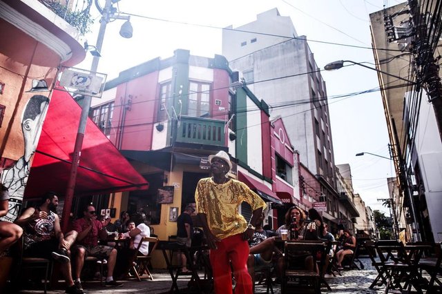 FLORIANOPOLIS, SC, BRASIL, 05.02.2018: Figura carimbada da Copa Lord, Lídio Augusto Costa Filho, o seu Lidinho, é um símbolo do carnaval. Fotos no centro de Florianopolis. (Foto: Diorgenes Pandini/Diário Catarinense)Indexador: Diorgenes Pandini FLORIANOPOLIS, SC, BRASIL, 05.02.2018: Figura carimbada da Copa Lord, Lídio Augusto Costa Filho, o seu Lidinho, é um símbolo do carnaval. Fotos no centro de Florianopolis. (Foto: Diorgenes Pandini/Diário Catarinense)Indexador: Diorgenes Pandini