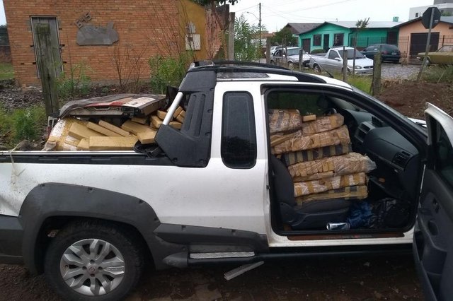 Uma ação conjunta da Polícia Rodoviária Federal (PRF), Brigada Militar (BM) e Polícia Civil apreendeu uma grande quantidade de drogas em Vacaria na tarde desta terça-feira. Dezenas de pacotes de entorpecentes estavam em uma caminhonete Strada branca com placas de Presidente Prudente (SP). A suspeita é que o veículo seja clonado. Uma ação conjunta da Polícia Rodoviária Federal (PRF), Brigada Militar (BM) e Polícia Civil apreendeu uma grande quantidade de drogas em Vacaria na tarde desta terça-feira. Dezenas de pacotes de entorpecentes estavam em uma caminhonete Strada branca com placas de Presidente Prudente (SP). A suspeita é que o veículo seja clonado.