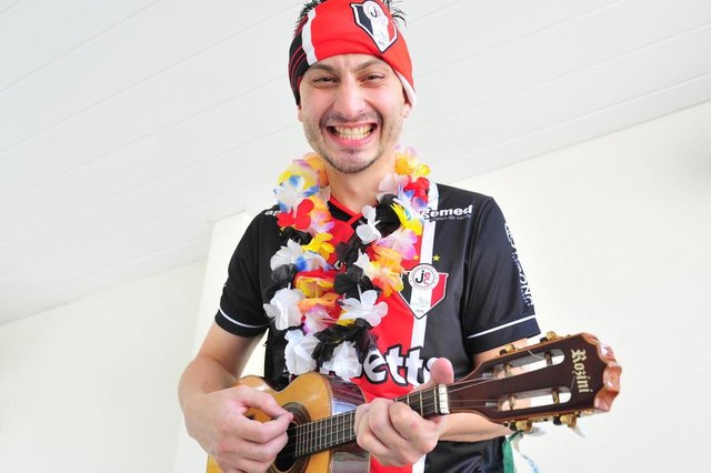 JOINVILLE,SC,BRASIL,08-02-2017.Carnaval.Campeonato Catarinese tem jogo durante carnaval,Marcinho Doan,torcedor do Jec.(Foto:Salmo Duarte/A Notícia) JOINVILLE,SC,BRASIL,08-02-2017.Carnaval.Campeonato Catarinese tem jogo durante carnaval,Marcinho Doan,torcedor do Jec.(Foto:Salmo Duarte/A Notícia)