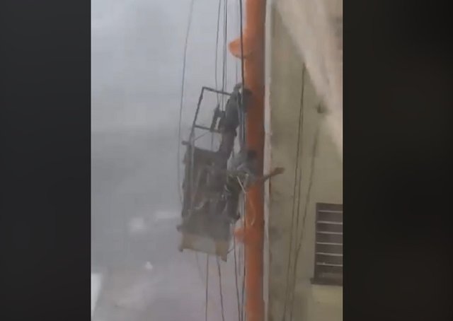 Vídeo registra trabalhadores em andaime em prédio de Porto Alegre durante tempestade Vídeo registra trabalhadores em andaime em prédio de Porto Alegre durante tempestade