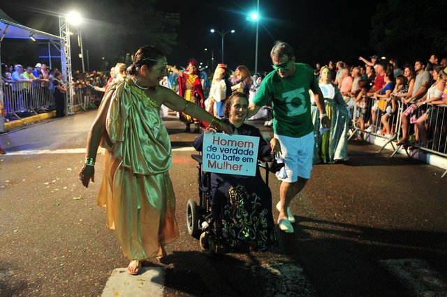 JOINVILLE,SC,BRASIL,10-02-2018.Desfile de Carnaval 2018,avenida Beira Rio.Carolina Beiro da Silveira (cadeirante) com sua família.(Foto:Salmo Duarte/A Notícia) JOINVILLE,SC,BRASIL,10-02-2018.Desfile de Carnaval 2018,avenida Beira Rio.Carolina Beiro da Silveira (cadeirante) com sua família.(Foto:Salmo Duarte/A Notícia)