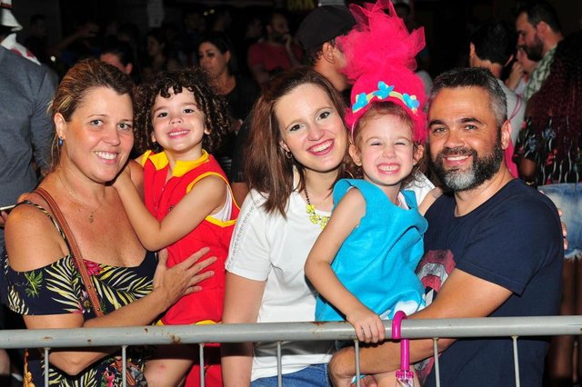 JOINVILLE,SC,BRASIL,10-02-2018.Desfile de Carnaval 2018,avenida Beira Rio.E-D Gerlaine e seu filho Lorenzo Martins, Cristina Tecchio com a pequena Geovana Tecchio cavalheiro e seu marido João Luiz Cavalheiro Jr..(Foto:Salmo Duarte/A Notícia) JOINVILLE,SC,BRASIL,10-02-2018.Desfile de Carnaval 2018,avenida Beira Rio.E-D Gerlaine e seu filho Lorenzo Martins, Cristina Tecchio com a pequena Geovana Tecchio cavalheiro e seu marido João Luiz Cavalheiro Jr..(Foto:Salmo Duarte/A Notícia)