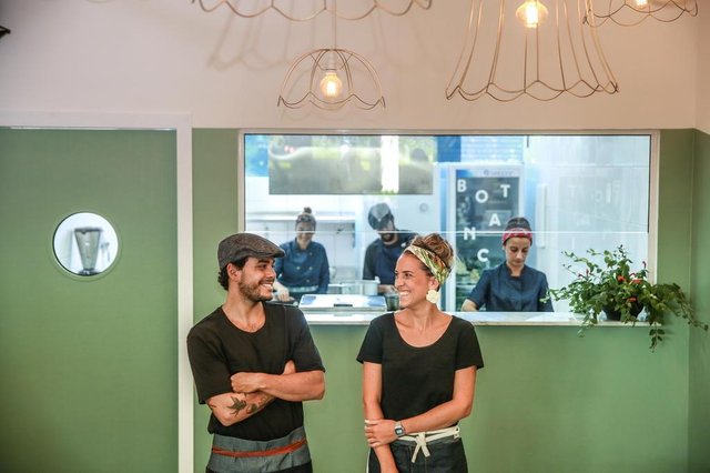 FLORIANOPOLIS, SC, BRASIL, 01/02/2018 - Geração de empregos em SC setor de Comércio - Multi Open ShoppingFoto: Proprietários do Botânico Colheita Criativa Restaurante Orgânico: Lucas Sandim e Kim RebourgLocal: FlorianópolisIndexador: Betina HumeresFonte: Diário Catarinense FLORIANOPOLIS, SC, BRASIL, 01/02/2018 - Geração de empregos em SC setor de Comércio - Multi Open ShoppingFoto: Proprietários do Botânico Colheita Criativa Restaurante Orgânico: Lucas Sandim e Kim RebourgLocal: FlorianópolisIndexador: Betina HumeresFonte: Diário Catarinense
