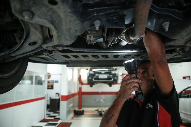 FLORIANOPOLIS, SC, BRASIL, 01/02/2018 - Geração de empregos em SC - Revisacar Soluçôes AutomotivasFoto: Cristiano Amorim, 42, é mecânico do estabelecimento há pouco tempo.Local: FlorianópolisIndexador: Betina HumeresFonte: Diário Catarinense FLORIANOPOLIS, SC, BRASIL, 01/02/2018 - Geração de empregos em SC - Revisacar Soluçôes AutomotivasFoto: Cristiano Amorim, 42, é mecânico do estabelecimento há pouco tempo.Local: FlorianópolisIndexador: Betina HumeresFonte: Diário Catarinense