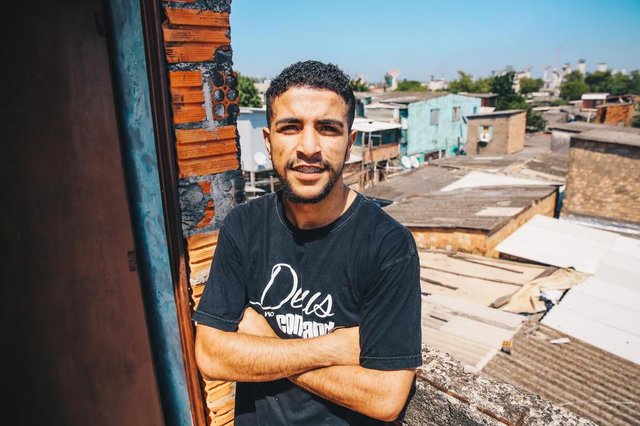 PORTO ALEGRE, RS, BRASIL, 08/02/2018 : Estrelas da Periferia - rapper Sandro Miguel, 23 anos. Ele investe em um rap católico. A sua primeira mixtape foi paga com o dinheiro que ele arrecadou vendendo doces e rifas pelo centro e paradas da AV. Assis Brasil e Farrapos e apoio de alguns amigos.(Omar Freitas/Agência RBS)Indexador: Omar Freitas PORTO ALEGRE, RS, BRASIL, 08/02/2018 : Estrelas da Periferia - rapper Sandro Miguel, 23 anos. Ele investe em um rap católico. A sua primeira mixtape foi paga com o dinheiro que ele arrecadou vendendo doces e rifas pelo centro e paradas da AV. Assis Brasil e Farrapos e apoio de alguns amigos.(Omar Freitas/Agência RBS)Indexador: Omar Freitas