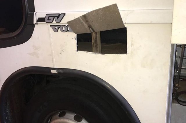 Após interceptar um ônibus com placas de Caxias do Sul, o Batalhão de Polícia de Fronteira (BPFron) do Paraná apreendeu sete fuzis e 58 quilos de maconha. A ocorrência foi no município de Medianeira, próximo à tríplice fronteira do Brasil com Paraguai e Argentina. Após interceptar um ônibus com placas de Caxias do Sul, o Batalhão de Polícia de Fronteira (BPFron) do Paraná apreendeu sete fuzis e 58 quilos de maconha. A ocorrência foi no município de Medianeira, próximo à tríplice fronteira do Brasil com Paraguai e Argentina.