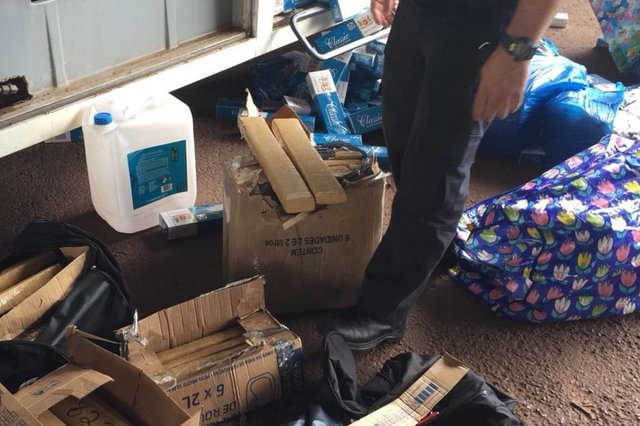 Após interceptar um ônibus com placas de Caxias do Sul, o Batalhão de Polícia de Fronteira (BPFron) do Paraná apreendeu sete fuzis e 58 quilos de maconha. A ocorrência foi no município de Medianeira, próximo à tríplice fronteira do Brasil com Paraguai e Argentina. Após interceptar um ônibus com placas de Caxias do Sul, o Batalhão de Polícia de Fronteira (BPFron) do Paraná apreendeu sete fuzis e 58 quilos de maconha. A ocorrência foi no município de Medianeira, próximo à tríplice fronteira do Brasil com Paraguai e Argentina.