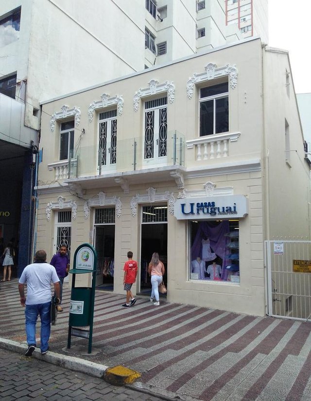 Antigo sobrado dos Armarinhos Caxias, atual sede das Lojas Uruguai, na Avenida Júlio de Castilhos. Antigo sobrado dos Armarinhos Caxias, atual sede das Lojas Uruguai, na Avenida Júlio de Castilhos.