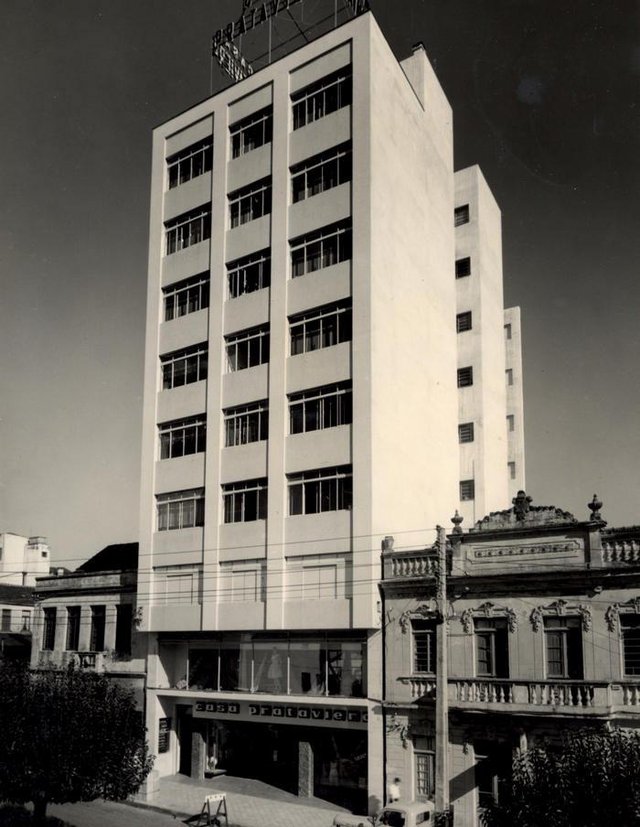 Vista da Av. Júlio de Castilhos no final dos anos 1960.Prédio da loja Casa Prataviera e do antigo Armarinhos Caxias (à direita) Vista da Av. Júlio de Castilhos no final dos anos 1960.Prédio da loja Casa Prataviera e do antigo Armarinhos Caxias (à direita)