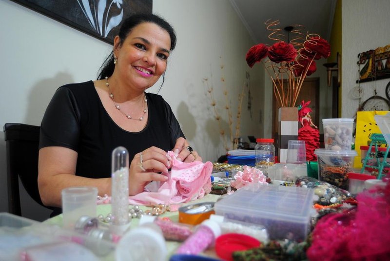  CAXIAS DO SUL, RS, BRASIL 07/02/2018Liane Costa, junta doações para customisar roupas que serão entregues em asilos e para pessoas carentes. (Felipe Nyland/Agência RBS)