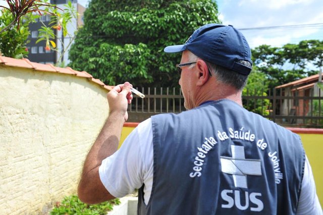 JOINVILLE,SC,BRASIL,08-02-2018.Açao de combate ao mosquito da Dengue.Ação no bairro Fátima zona Sul.(Foto:Salmo Duarte/A Notícia) JOINVILLE,SC,BRASIL,08-02-2018.Açao de combate ao mosquito da Dengue.Ação no bairro Fátima zona Sul.(Foto:Salmo Duarte/A Notícia)
