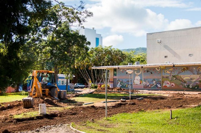 Obras do projeto Rotas Acessíveis são iniciadas na UFSC. Expectativa é que as intervenções, que prometem melhorar a acessibilidade ao campus da universidade em Florianópolis, sejam realizadas em duas etapas ao longo deste ano. Obras do projeto Rotas Acessíveis são iniciadas na UFSC. Expectativa é que as intervenções, que prometem melhorar a acessibilidade ao campus da universidade em Florianópolis, sejam realizadas em duas etapas ao longo deste ano.