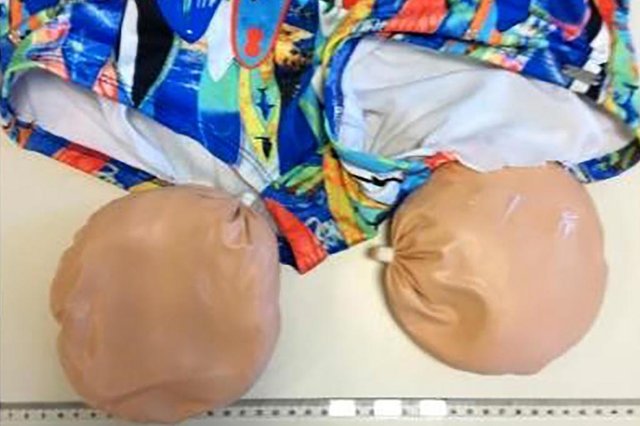 This handout image released by the Portuguese Police on February 13, 2018 shows a multicoloured swim trunk that has two brown bags attached to the rear cointaining about a kilo of cocaine, seized at Lisbons international airport after the arrest of a man who arrived on a flight from the city of Belem, in northern Brazil.Portuguese police have detained a man who arrived at Lisbon´s airport wearing fake buttocks that contained about a kilo of cocaine, enough to make 5,000 individual doses of cocaine police said in a statement. / AFP PHOTO / PORTUGUESE POLICE / Handout / RESTRICTED TO EDITORIAL USE - MANDATORY CREDIT AFP PHOTO / PORTUGUESE POLICE HANDOUT - NO MARKETING NO ADVERTISING CAMPAIGNS - DISTRIBUTED AS A SERVICE TO CLIENTSEditoria: CLJLocal: LisbonIndexador: HANDOUTSecao: drug traffickingFonte: PORTUGUESE POLICEFotógrafo: Handout This handout image released by the Portuguese Police on February 13, 2018 shows a multicoloured swim trunk that has two brown bags attached to the rear cointaining about a kilo of cocaine, seized at Lisbons international airport after the arrest of a man who arrived on a flight from the city of Belem, in northern Brazil.Portuguese police have detained a man who arrived at Lisbon´s airport wearing fake buttocks that contained about a kilo of cocaine, enough to make 5,000 individual doses of cocaine police said in a statement. / AFP PHOTO / PORTUGUESE POLICE / Handout / RESTRICTED TO EDITORIAL USE - MANDATORY CREDIT AFP PHOTO / PORTUGUESE POLICE HANDOUT - NO MARKETING NO ADVERTISING CAMPAIGNS - DISTRIBUTED AS A SERVICE TO CLIENTSEditoria: CLJLocal: LisbonIndexador: HANDOUTSecao: drug traffickingFonte: PORTUGUESE POLICEFotógrafo: Handout
