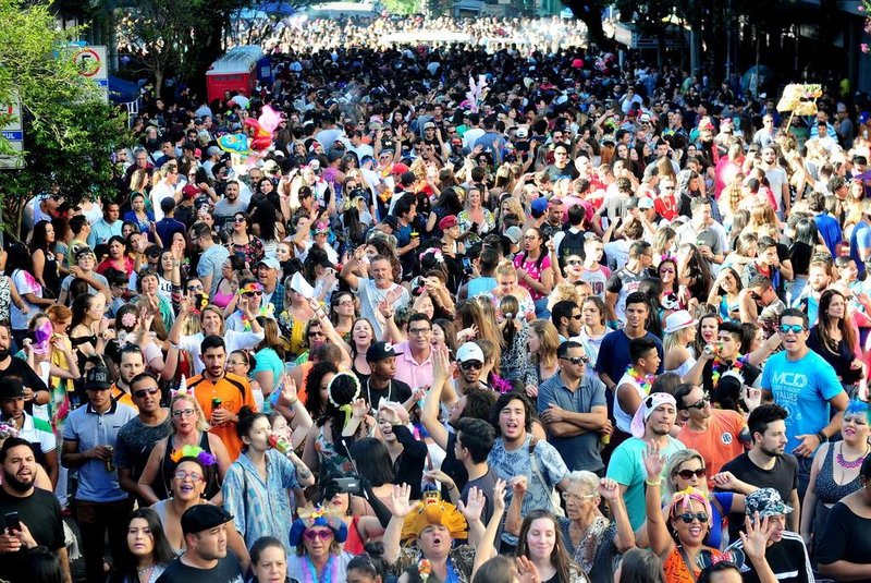  CAXIAS DO SUL, RS, BRASIL, 13/02/2018. Carnaval do Bloco do Zanuzi, no Centro de Caxias, reuniu milhares de foliões na tarde da terça-feira. (Diogo Sallaberry/Agência RBS)