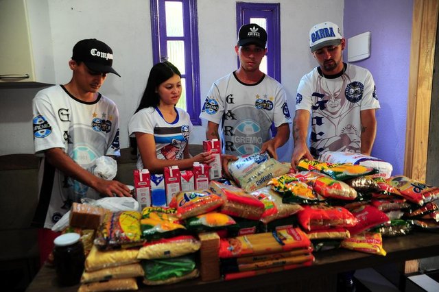 CAXIAS DO SUL, RS, BRASIL, 14/02/2018 . Integrantes da torcida organizada do Grêmio Garra Tricolor se mobilizam coletando doações para auxiliar recicladores. Na foto, da E p/ D: Emerson Godoi de Lima, 17, Vanessa Lorentz dos Santos, 15, Alexandre Andrade, 20 e Tarcísio Padilha, 29.(Porthus Junior/Agência RBS) CAXIAS DO SUL, RS, BRASIL, 14/02/2018 . Integrantes da torcida organizada do Grêmio Garra Tricolor se mobilizam coletando doações para auxiliar recicladores. Na foto, da E p/ D: Emerson Godoi de Lima, 17, Vanessa Lorentz dos Santos, 15, Alexandre Andrade, 20 e Tarcísio Padilha, 29.(Porthus Junior/Agência RBS)