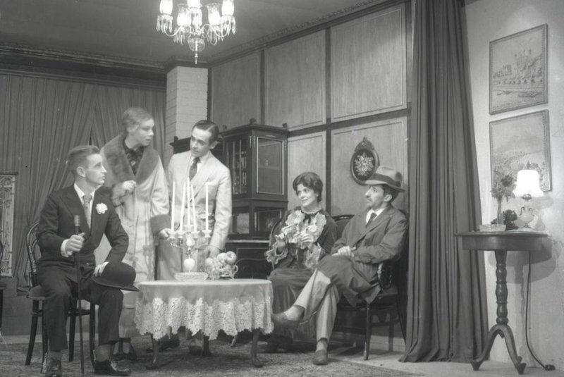 Fotógrafo Mauro De Blanco (sentado à direita) em uma rara aparição como ator na peça Arsênico e Alfazema, apresentada na Aliança Francesa de Caxias do Sul em 1961.