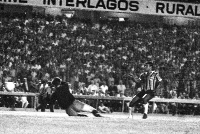  Grêmio x Seleção Russa,no Olímpico,  em 1966.jogador do grêmio: Alcindo#envelope: 38064*OBS CDI: fotógrafo identificado como Assis/Martins no envelope origial de negativos.