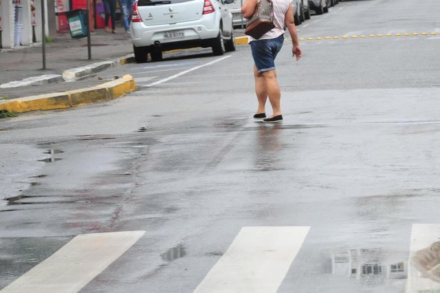 JOINVILLE,SC,BRASIL,13-02-2018.Pedestres e ciclistas poderão ser multados a partir de 2018.(Foto:Salmo Duarte/A Notícia) JOINVILLE,SC,BRASIL,13-02-2018.Pedestres e ciclistas poderão ser multados a partir de 2018.(Foto:Salmo Duarte/A Notícia)