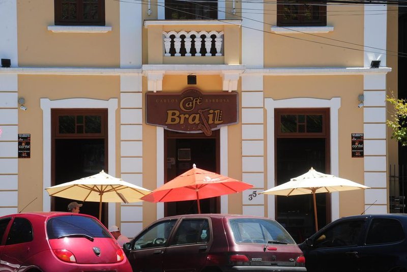  CARLOS BARBOSARS, Brasil (15/02/2018). Café Brasil oferece um ambiente nostálgico e sofisticado em Carlos Babosa. A casa, administrada por Gilson Paulo Zimmer (camisa rosa)  e Gregory Girardi (camisa azul), é referência turística da cidade. (Roni Rigon/Pioneiro).