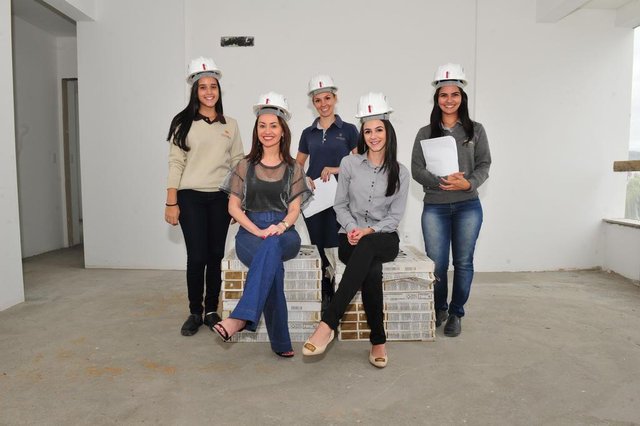 JOINVILLE,SC,BRASIL,14-02-2018.Mulheres na construção civil em Joinville.Sentadas: Renata Baggio, Talita Ketly,em Pé E-D: Larissa Avancini,Nicole Maisa Diedrich Froelich e Mariana Braga.(Foto:Salmo Duarte/A Notícia) JOINVILLE,SC,BRASIL,14-02-2018.Mulheres na construção civil em Joinville.Sentadas: Renata Baggio, Talita Ketly,em Pé E-D: Larissa Avancini,Nicole Maisa Diedrich Froelich e Mariana Braga.(Foto:Salmo Duarte/A Notícia)