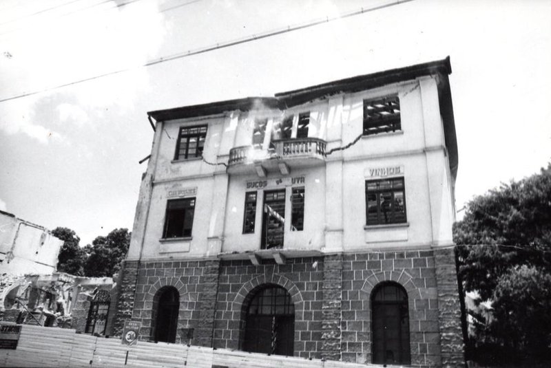 Demolição da Vinícola Mosele em outubro de 1981, na Avenida Rio Branco. Local passou a abrigar, a partir de 1984, a nova sede da Receita Federal.