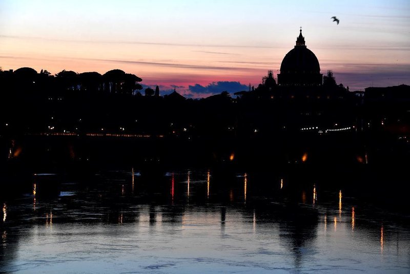 Na foto, a basílica de São Pedro, no Vaticano, aparece refletida no Rio Tibre, em Roma (Itália).
