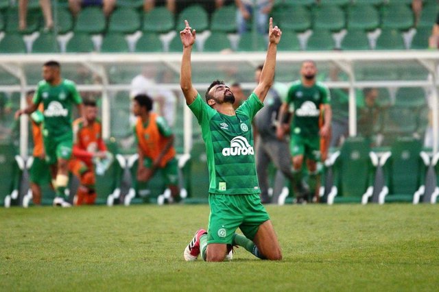 Chapecó, Santa Catarina, Brasil, Arena Condá 18-02-2018. Chapecoense e Avaí. Se enfrentam na Arena Condá pelo Catarinense de Futebol 2018.Torcedora da Chapecoense entra na Arena Condá.Na foto o autor do gol da vitória Fabrício Bruno, Foto Márcio Cunha.Indexador: MARCIO CUNHAFotógrafo: MARCIO CUNHA Chapecó, Santa Catarina, Brasil, Arena Condá 18-02-2018. Chapecoense e Avaí. Se enfrentam na Arena Condá pelo Catarinense de Futebol 2018.Torcedora da Chapecoense entra na Arena Condá.Na foto o autor do gol da vitória Fabrício Bruno, Foto Márcio Cunha.Indexador: MARCIO CUNHAFotógrafo: MARCIO CUNHA