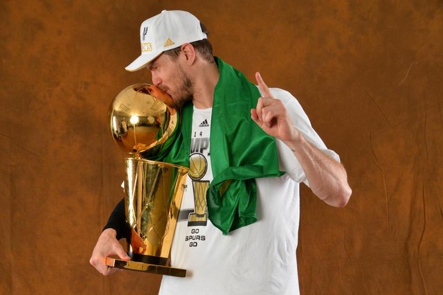 2014 NBA Finals - Game FiveSAN ANTONIO, TX - JUNE 15: Tiago Splitter of the San Antonio Spurs poses for a portrait with the Larry OBrien Trophy after defeating the Miami Heat in Game Five of the 2014 NBA Finals on June 15, 2014 at AT&T Center in San Antonio, Texas. NOTE TO USER: User expressly acknowledges and agrees that, by downloading and or using this photograph, User is consenting to the terms and conditions of the Getty Images License Agreement. Mandatory Copyright Notice: Copyright 2014 NBAE Jesse D. Garrabrant/NBAE via Getty Images/AFPEditoria: SPOLocal: San AntonioIndexador: Jesse D. GarrabrantSecao: BasketballFonte: NBAE / Getty ImagesFotógrafo: Contributor 2014 NBA Finals - Game FiveSAN ANTONIO, TX - JUNE 15: Tiago Splitter of the San Antonio Spurs poses for a portrait with the Larry OBrien Trophy after defeating the Miami Heat in Game Five of the 2014 NBA Finals on June 15, 2014 at AT&T Center in San Antonio, Texas. NOTE TO USER: User expressly acknowledges and agrees that, by downloading and or using this photograph, User is consenting to the terms and conditions of the Getty Images License Agreement. Mandatory Copyright Notice: Copyright 2014 NBAE Jesse D. Garrabrant/NBAE via Getty Images/AFPEditoria: SPOLocal: San AntonioIndexador: Jesse D. GarrabrantSecao: BasketballFonte: NBAE / Getty ImagesFotógrafo: Contributor