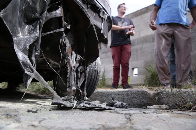 Carros incêndiados no bairro Monte Verde. Carros incêndiados no bairro Monte Verde.