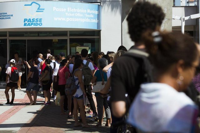 FLORIANÓPOLIS, SC, BRASIL, 21-02-2018 - Prefeitura corta benefício de tarifa social e pede recadastramento para que usuários que não possuem renda voltem a usar o transporte público pagando menos. Atualmente a passagem de ônibus custa R$ 4,20 na capital catarinense. Boa parte da população não ficou sabendo sobre o cadastro, que está sendo feito em poucos pontos da cidade, com poucos atendentes, e as filas aumentaram nos últimos dias, culminando em confusão, hoje pela manhã, no posto de atendimento do mercado público. A PM foi acionada para conter os ânimos exaltados. FLORIANÓPOLIS, SC, BRASIL, 21-02-2018 - Prefeitura corta benefício de tarifa social e pede recadastramento para que usuários que não possuem renda voltem a usar o transporte público pagando menos. Atualmente a passagem de ônibus custa R$ 4,20 na capital catarinense. Boa parte da população não ficou sabendo sobre o cadastro, que está sendo feito em poucos pontos da cidade, com poucos atendentes, e as filas aumentaram nos últimos dias, culminando em confusão, hoje pela manhã, no posto de atendimento do mercado público. A PM foi acionada para conter os ânimos exaltados.