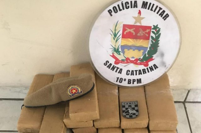 PM apreende 24 quilos de maconha em carro na Itoupava Central, em Blumenau PM apreende 24 quilos de maconha em carro na Itoupava Central, em Blumenau
