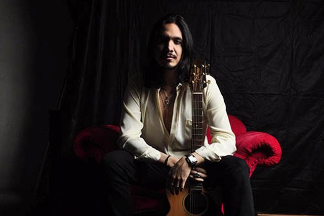 Músico Kiko Ferrer Músico Kiko Ferrer