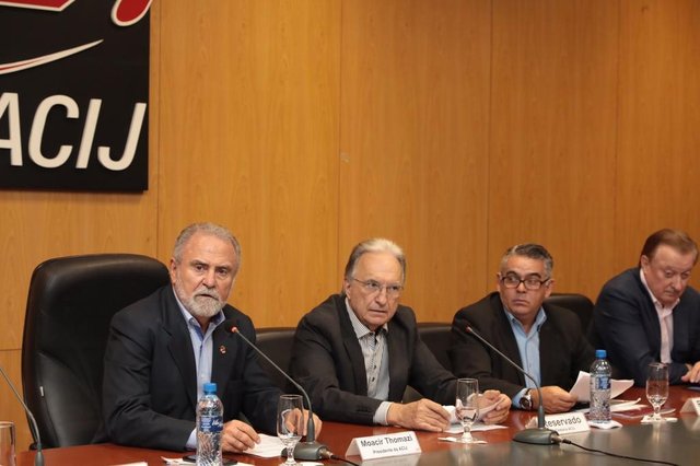O empresário Moacir Thomazi foi reeleito presidente da Associação Empresarial de Joinville. Ficará no cargo por mais um ano. A posse da nova diretoria será no dia 26 de junho, em jantar na Sociedade Harmonia Lyra. Já em São Bento do Sul, o empresário Jonathan Roger Linzmeyer tomou posse, nesta segunda-feira, dia 5, como presidente da Associação Empresarial (Ascibs) para o mandato 2017-2018. O empresário Moacir Thomazi foi reeleito presidente da Associação Empresarial de Joinville. Ficará no cargo por mais um ano. A posse da nova diretoria será no dia 26 de junho, em jantar na Sociedade Harmonia Lyra. Já em São Bento do Sul, o empresário Jonathan Roger Linzmeyer tomou posse, nesta segunda-feira, dia 5, como presidente da Associação Empresarial (Ascibs) para o mandato 2017-2018.