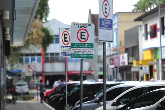 JOINVILLE,SC,BRASIL,18-10-2017.Estacionamento rotativo.Rua Engenheiro Niemeyer,centro.(Foto:Salmo Duarte/A Notícial) JOINVILLE,SC,BRASIL,18-10-2017.Estacionamento rotativo.Rua Engenheiro Niemeyer,centro.(Foto:Salmo Duarte/A Notícial)